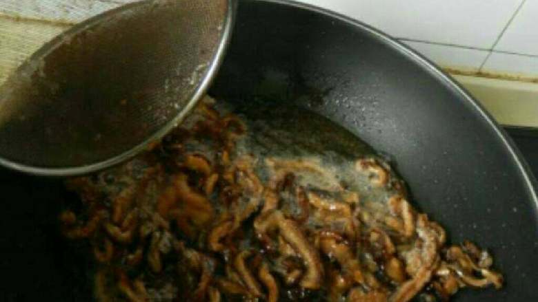 炒素黄鳝丝,锅中油烧热，放入香菇丝炸至呈褐色，捞出沥油。