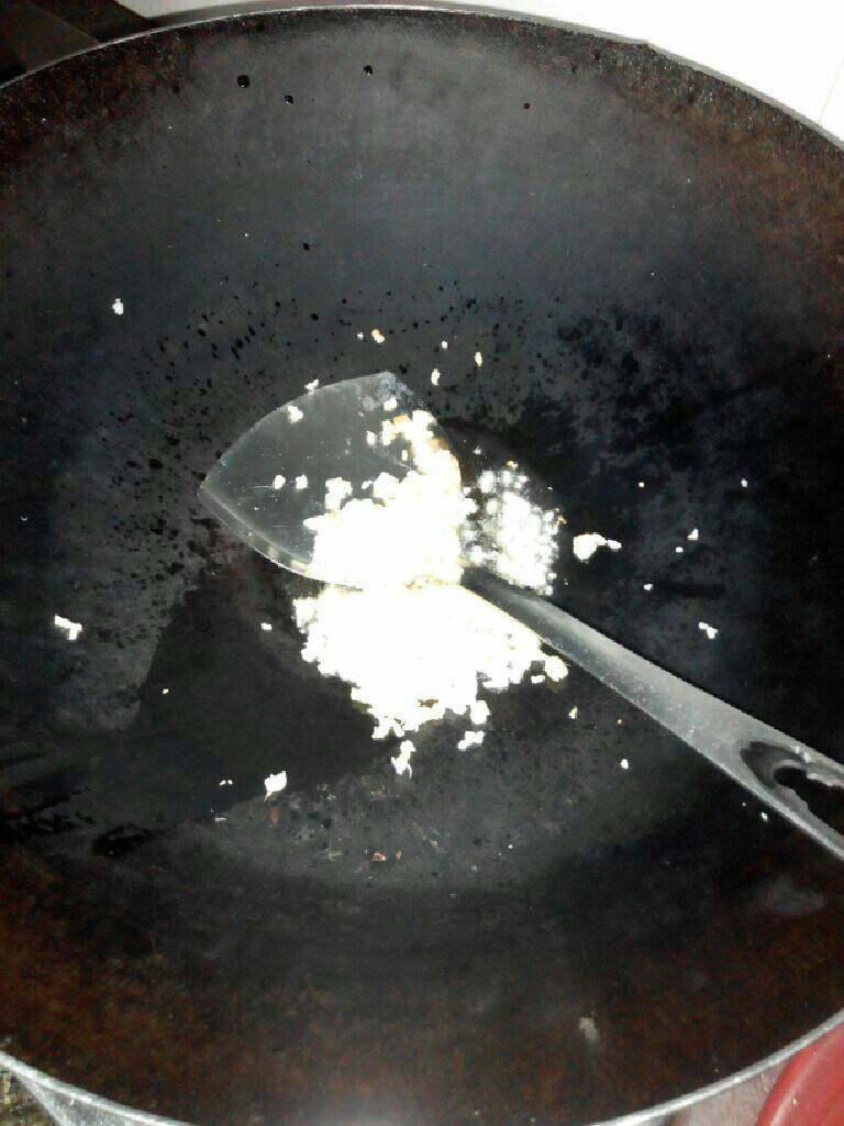 自制虾仁酱,锅做油放入蒜姜爆香。