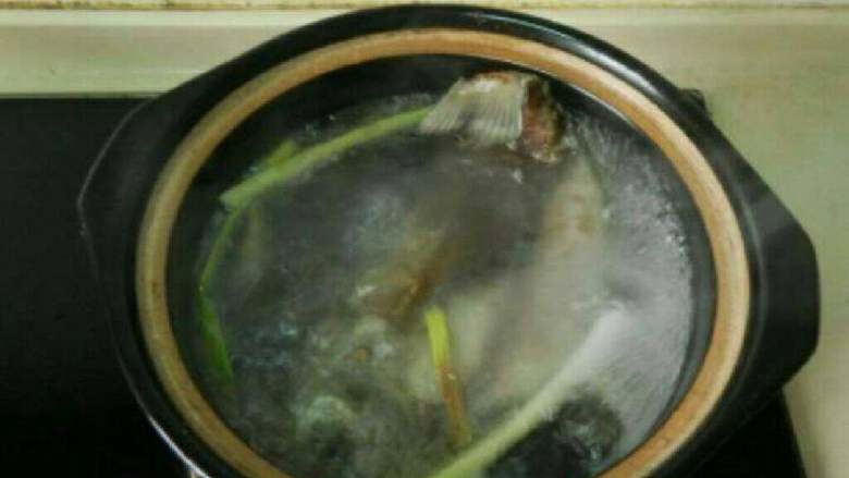 淮山百合鲫鱼汤,然后鲫鱼，葱姜放入砂锅加入开水大火煮开。