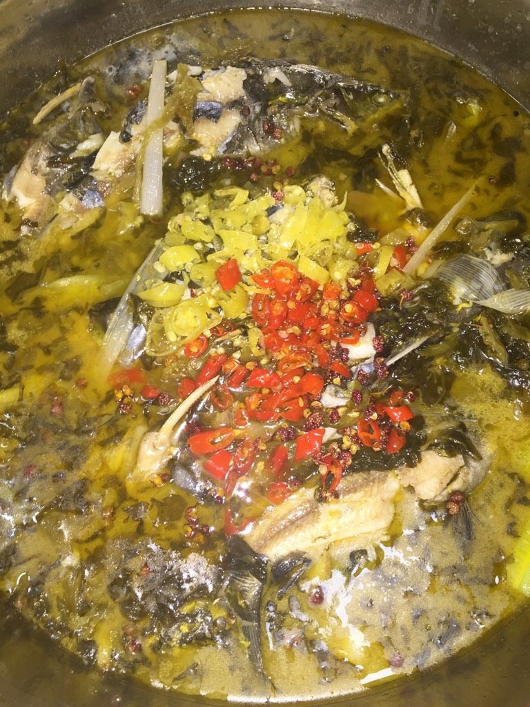 酸菜黄辣丁,重新锅中起油，油温八成热的时候浇在泡椒和花椒上，大功告成！