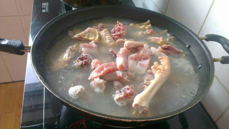 土鸡炖干豆角,锅内添水烧开，倒入鸡块儿焯烫至开锅，撇去浮沫捞出过凉待用；