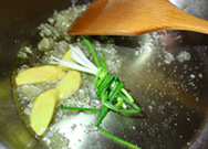 茶树菇烧排骨,葱姜煸炒出香