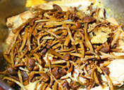 茶树菇烧排骨,茶树菇泡发后清洗干净，切成段，倒入锅中