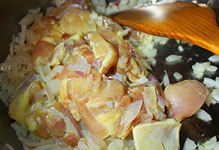 青咖喱椰香鸡,鸡腿肉切块后用酒、淀粉腌制10分钟，倒入锅内和洋葱一起翻炒