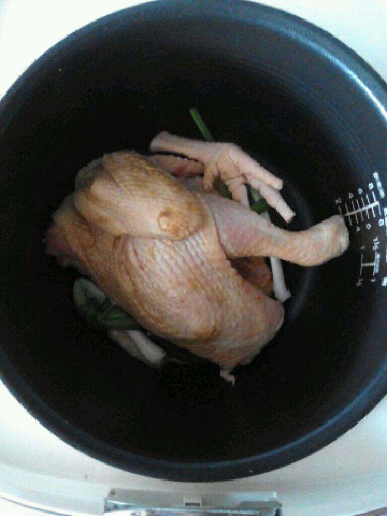 盐焗鸡,放入鸡肉，点煮饭键，大概是半个小时，中途翻身一次