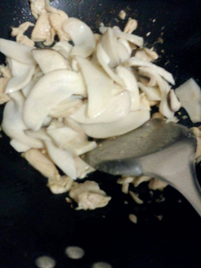 鸡腿菇炒鸡肉,炒至五分熟在把菇放入炒
