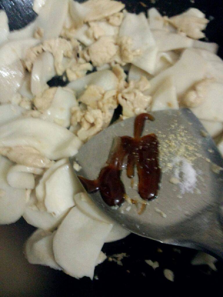 鸡腿菇炒鸡肉,在加入少许盐  蚝油 鸡精粉炒均匀