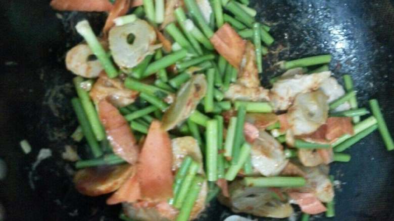 韩式辣酱炒面筋,放入蒜苔和切好的胡萝卜