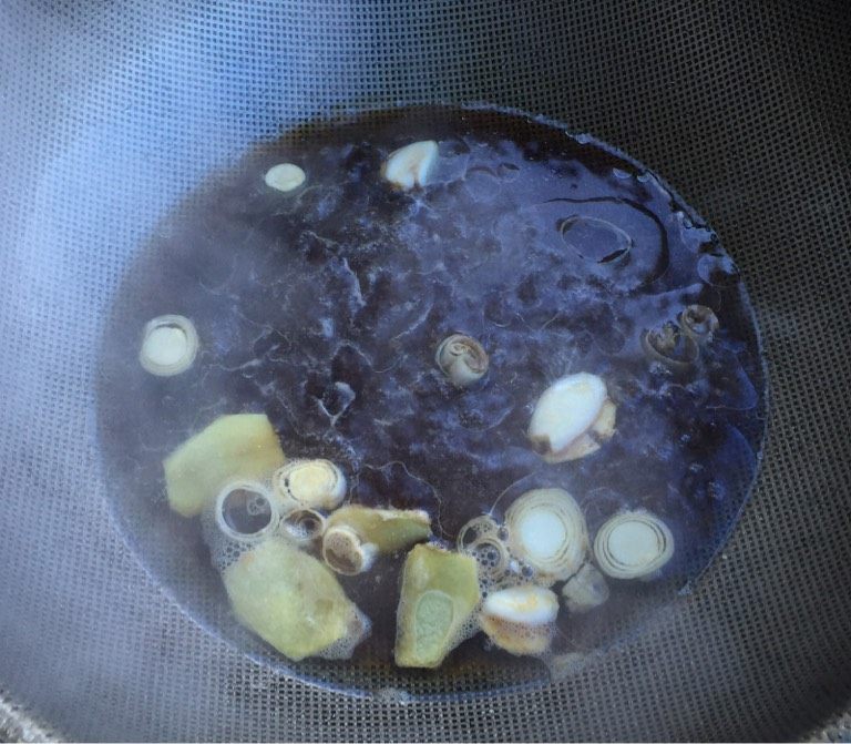 家焖小偏口鱼,锅烧油，调好的酱汁倒在锅里烧开