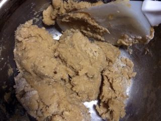 红糖松子饼干,4、软化的黄油+红糖搅打松发

这个季节室温如果比较低的话，黄油要记得提前2、3个小时从冰箱拿出来，

放在室内自然软化到用手按下去一个坑的状态，

红糖因为比较容易结块，事前最好过筛，

至少要把结块的部分捏碎才不至于后面搅打的时候糖油不容易混合均匀