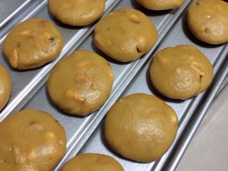 红糖松子饼干,7、用勺子和手稍稍整成圆片形。烤箱预热180度，烤焙15分钟

