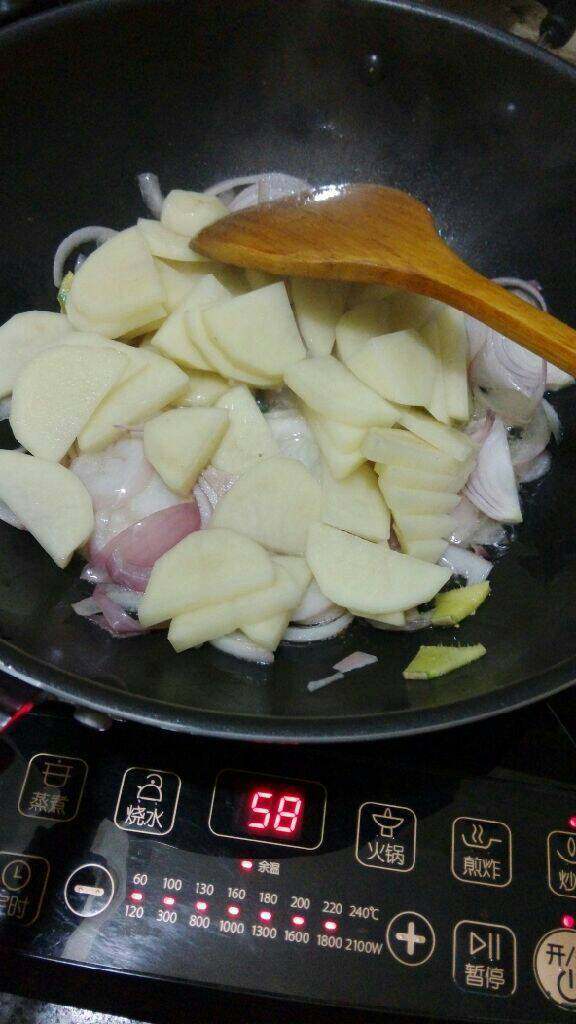 宁夏炒烩肉,在放入土豆翻炒片刻。