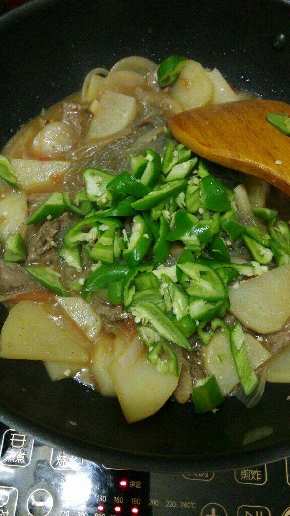 宁夏炒烩肉,在把青椒放进去翻炒一下就可以了。