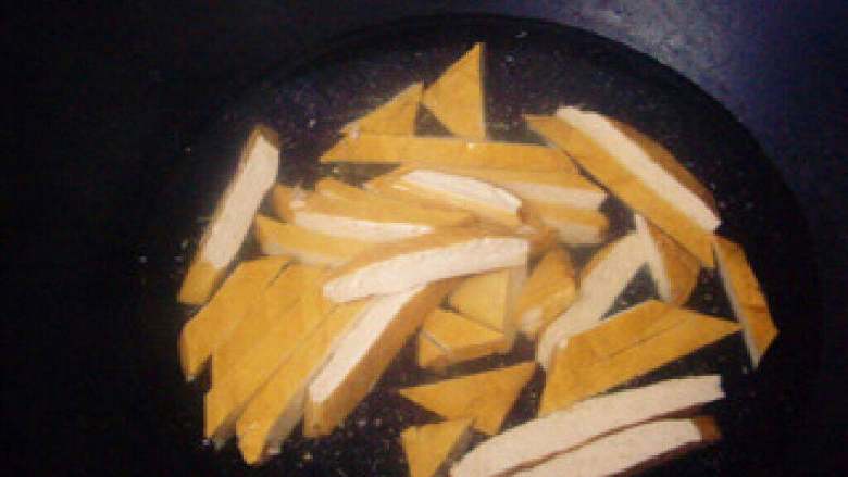 韭菜炒豆干,将切好的豆腐干放入烧开的水中，加少量的盐，煮2分钟，捞起沥干待用。