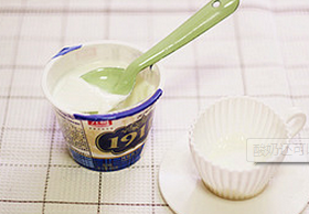 蓝莓酸奶盆栽,在硅胶杯子模具中加入1/2量酸奶