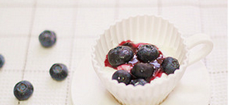 蓝莓酸奶盆栽,舀入适量蓝莓酱，放4—5个蓝莓，再次加入酸奶至7分满
