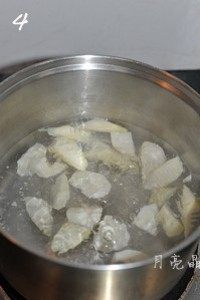 春笋三杯鸡,锅中水烧开，倒入春笋焯水，煮两分钟后捞出沥干水份备用