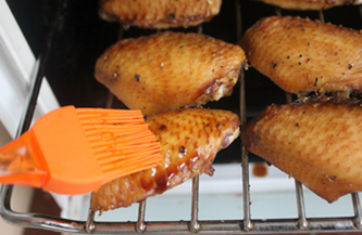 黑椒红糖烤翅,拿出烤了20分钟的鸡翅两面刷红糖水，在烤5分钟即可