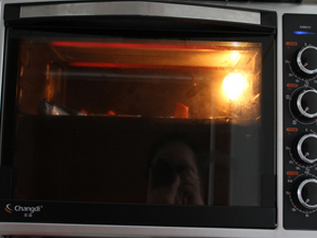 黄金烤南瓜,放入烤盘。放入预热200度的烤箱中层上下火1个半小时，烤至南瓜表面有焦糖的感觉即可