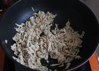 榨菜鸡丝,锅内多放一点油，把鸡丝滑8成熟，盛出备用