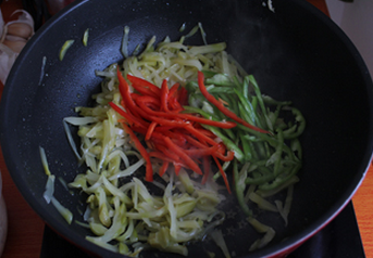 榨菜鸡丝,放入青红椒炒8成熟
