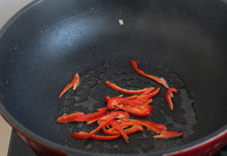 苦瓜炒蛋 ,锅中倒少许油，加热放入红椒翻炒至7成熟