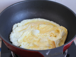 苦瓜炒蛋 ,鸡蛋放入锅中炒熟，备用