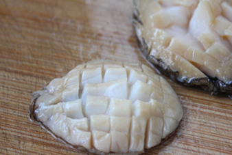 小鲍鱼红烧肉,小鲍鱼去壳和内脏，在表面切花刀