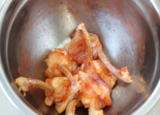 炸翅中,用腌鸡翅料腌制2个小时，也可以时间久一点更入味