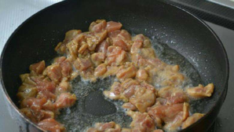 香辣藕丁,猪肉丁下油锅滑炒成熟备用。