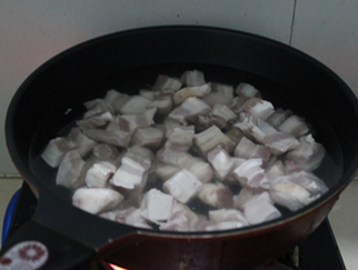 香菇红烧肉,冷水下锅，煮开，煮5分钟左右，焯去血沫杂质