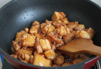 香菇红烧肉,把肉倒入锅中，慢慢炒上色，多炒一会，能把多余的油脂煸炒出来