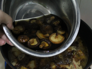 香菇红烧肉,然后放入香菇，连泡香菇的水一起都放到锅里