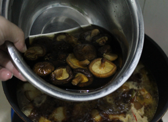 香菇红烧肉,然后放入香菇，连泡香菇的水一起都放到锅里