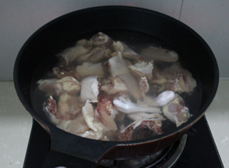 笋干烧鸡,鸡肉斩块，冷水下锅，水开煮5分钟左右，焯去血沫和杂质