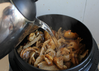 笋干烧鸡,炖20分钟之后，放入盐调味，在炖20分钟，鸡肉炖软烂之后，汤汁收差不多干的时候，放入红椒，增色调味，红椒熟了即可享用