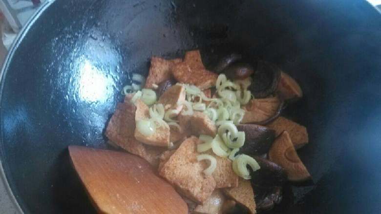 香菇烧冻豆腐,水份少时撒上葱花，大火翻炒收汁