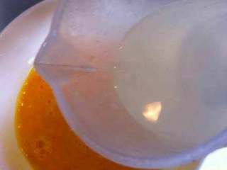 文蛤蒸蛋,等煮文蛤的水温热时，加入蛋液里搅匀，按1:1的比例。