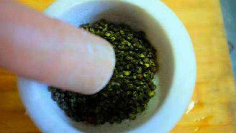 麻香拌面,把麻椒捣碎，然后放一勺麻椒碎用猪油炒香。