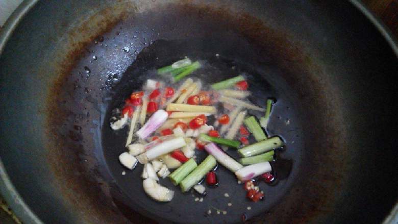 家怀念的味道 手撕茄子,热锅爆香葱姜蒜辣椒，再放一勺盐