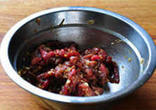 韩式杂菜,牛里脊切成丝，加入葱蒜末、生抽1小勺、香油1小勺和胡椒粉，抓匀腌制15分钟以上