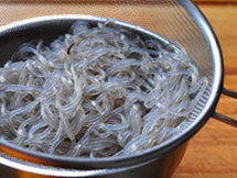 韩式杂菜,韩式粉条（中式的也行）温水泡软，凉水入锅煮至熟软，捞出过凉后，剪成约10cm的段儿