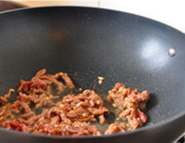 韩式杂菜,起炒锅，热锅入凉油，下入牛肉丝，大火滑炒至变色