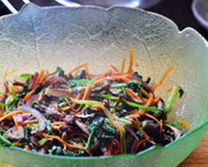 韩式杂菜,将炒好的菜肉盛出，放入大沙拉碗中，略放凉