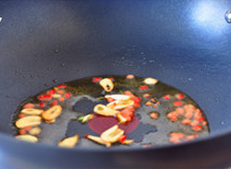 橄榄油意面,下入红辣椒粒，继续小火慢炒，炒出辣椒的香味儿