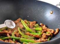  杭椒牛柳,下入炒过的牛肉丝，大火翻炒均匀，再适量加入盐和胡椒粉调味