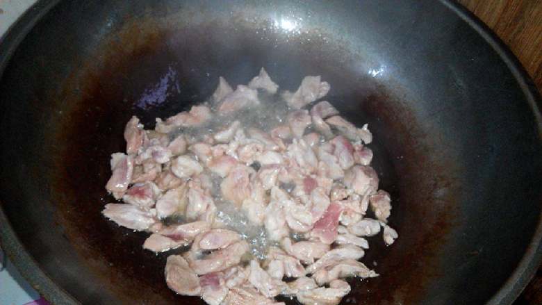 土豆红烧肉,热锅放先炒瘦肉
