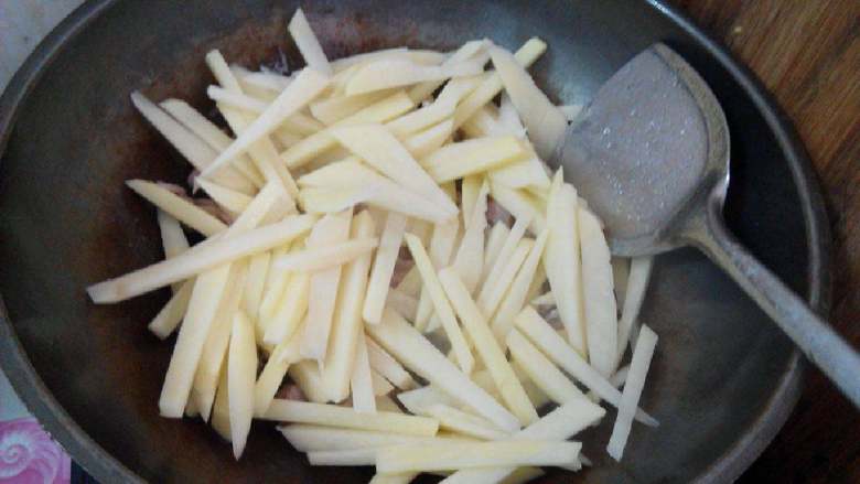 土豆红烧肉,炒变色后加入土豆翻炒一分钟