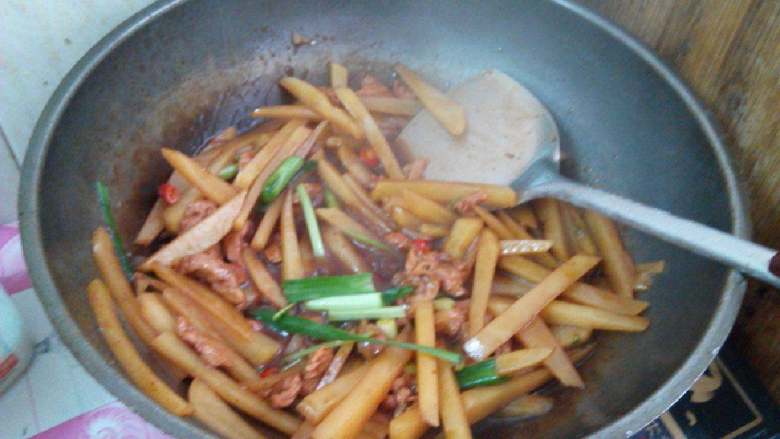 土豆红烧肉,汁收的差不多时把蒜苗和辣椒放进去翻炒，起锅前再放香菜即可。