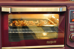 杂粮核桃酥,将核桃仁平铺进烤盘，烤箱预热160度后，放入核桃仁，烤大约12到15分钟，拿出放凉后，掰碎备用